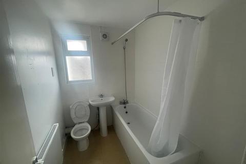 2 bedroom flat for sale, High Street, London