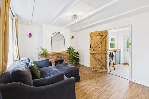 2 bedroom end of terrace house for sale, High Street, Deanshanger, MK19