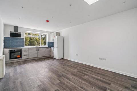 3 bedroom flat to rent, Chalfont Road, Maple Cross WD3