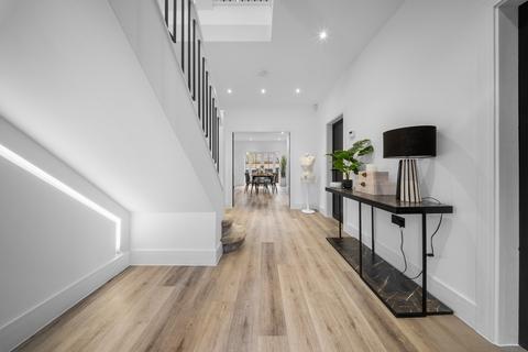 6 bedroom detached house for sale, Wells Avenue, Manchester, M25
