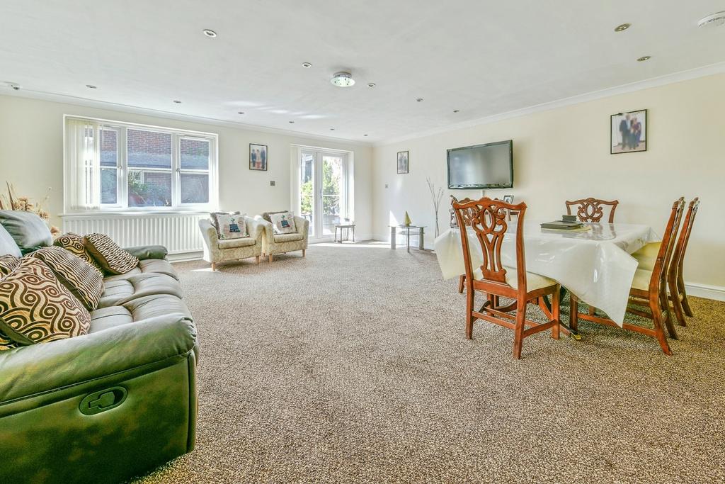 Lounge/Dining Room