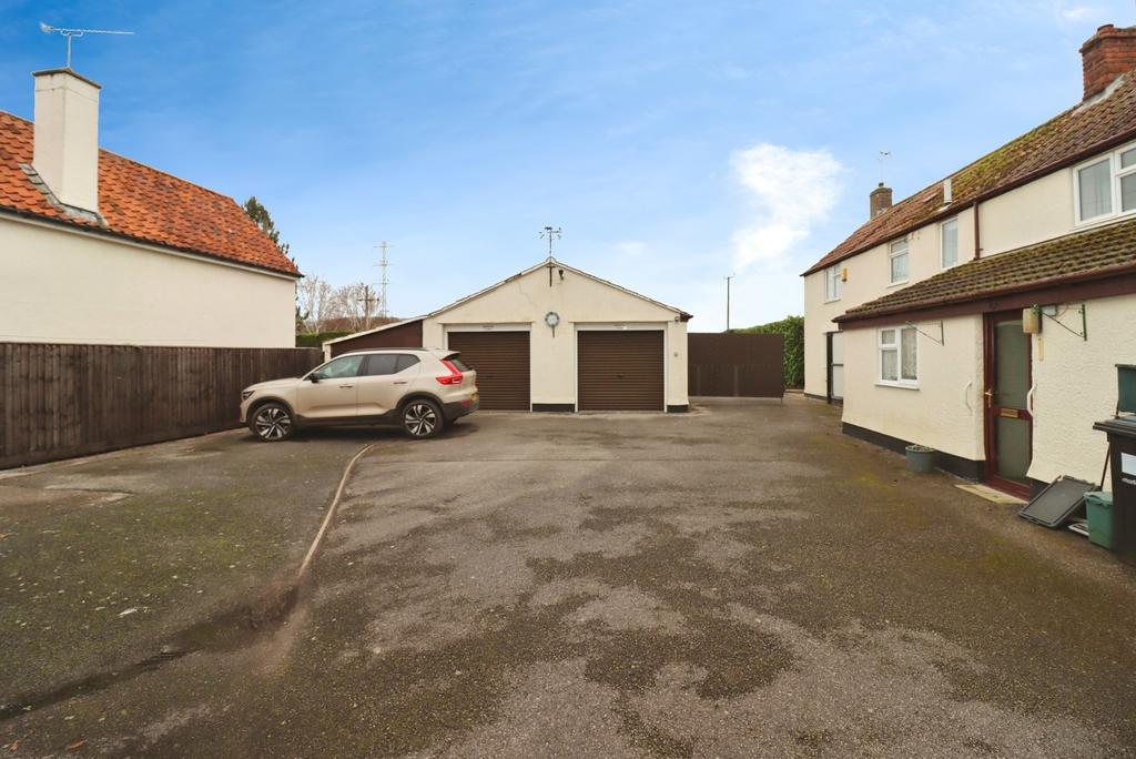 Garage/Driveway
