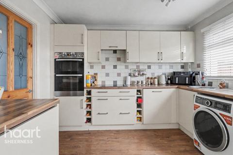 3 bedroom end of terrace house for sale, Chapel Street, Minster