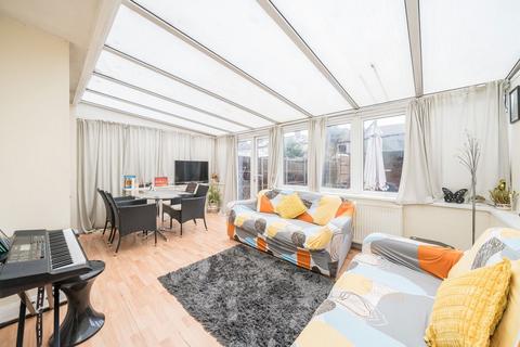 undefined, Essex Avenue, Isleworth TW7