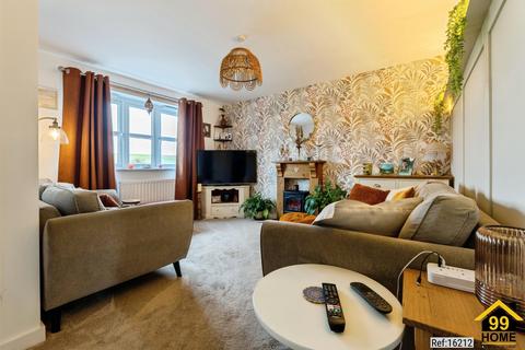 4 bedroom semi-detached house for sale, Buzzard Way, Loughborough, Nottinghamshire, LE12