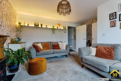 4 bedroom semi-detached house for sale, Buzzard Way, Loughborough, Nottinghamshire, LE12