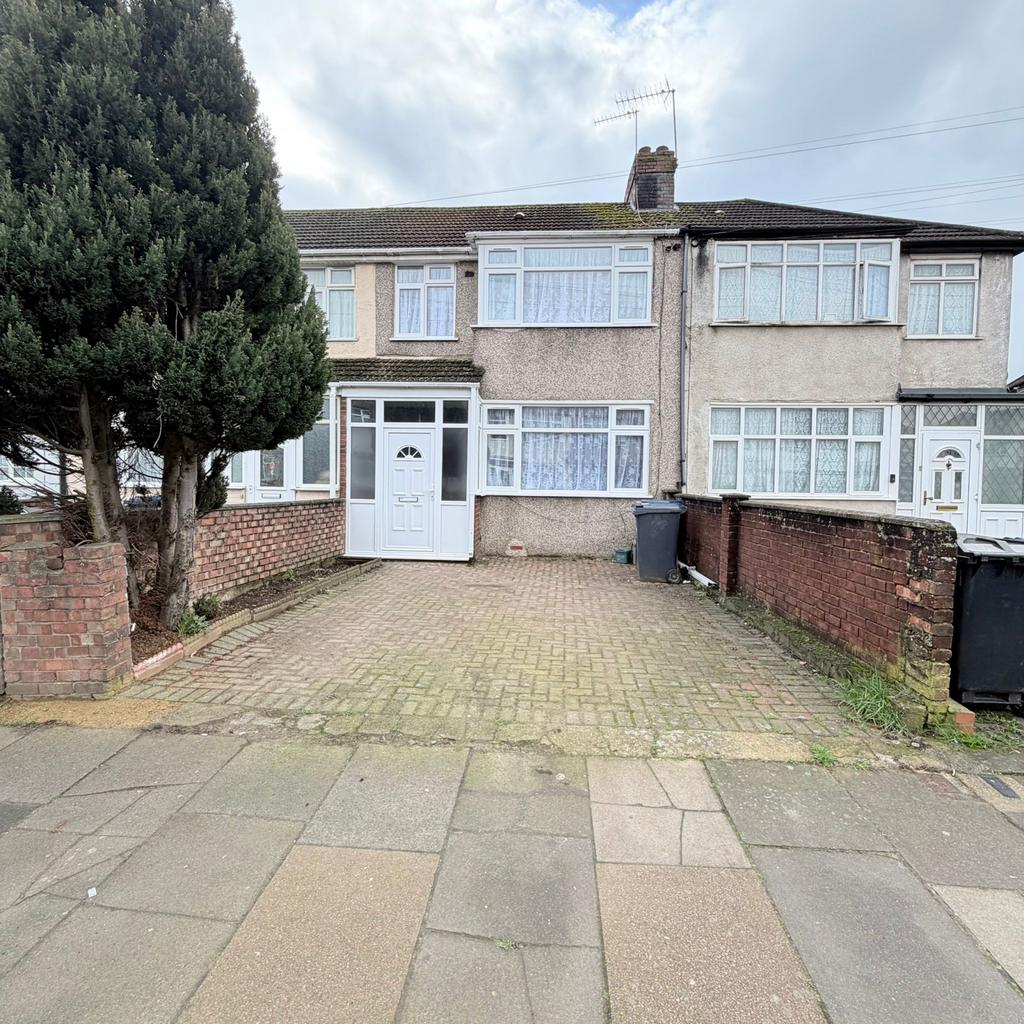 4 bed terraced house to rent St Josephs Drive, So