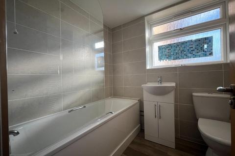 3 bedroom apartment to rent, Linden Grove, New Malden KT3