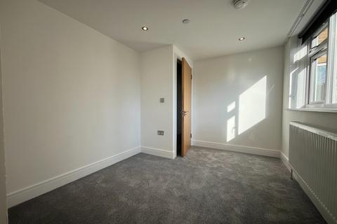 3 bedroom apartment to rent, Linden Grove, New Malden KT3