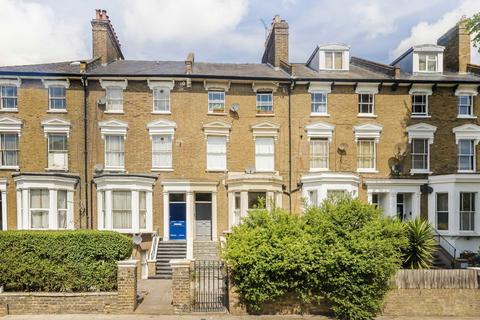 Studio to rent, Tollington Park, London N4