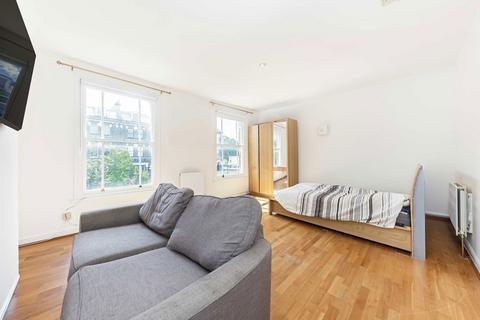 Studio to rent, Tollington Park, London N4