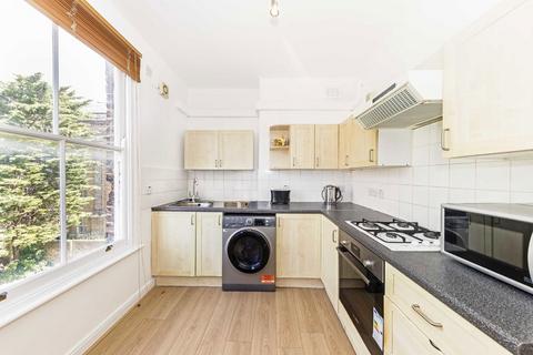 Studio to rent, Tollington Park, London N4
