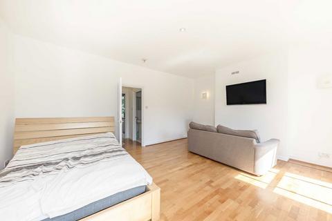 Studio to rent, Tollington Park, London N4