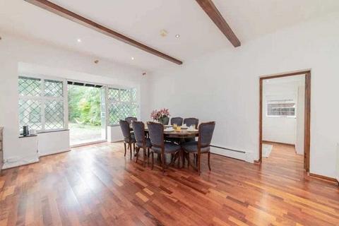 4 bedroom detached house to rent, Canons Drive, Edgware