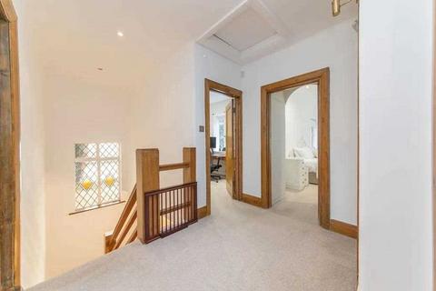 4 bedroom detached house to rent, Canons Drive, Edgware