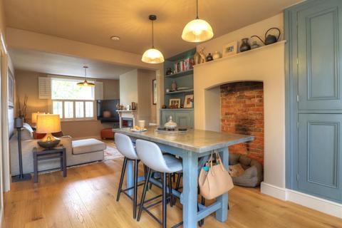 3 bedroom house to rent, Market Square, Kineton, Warwick