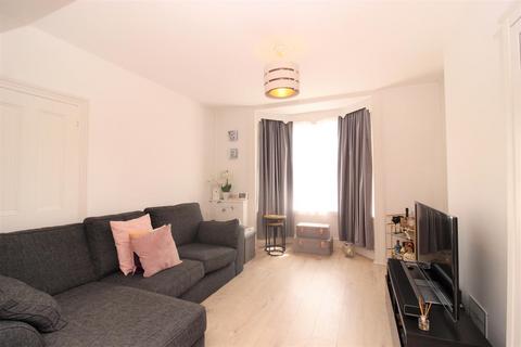3 bedroom end of terrace house to rent, South Road, Herne Bay