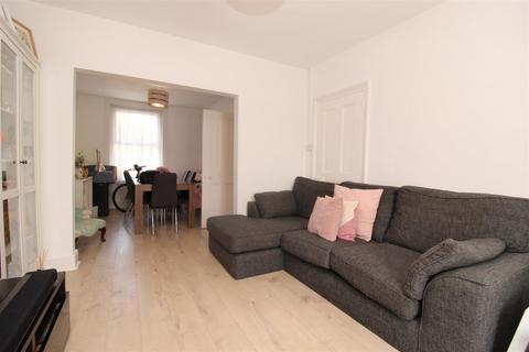3 bedroom end of terrace house to rent, South Road, Herne Bay
