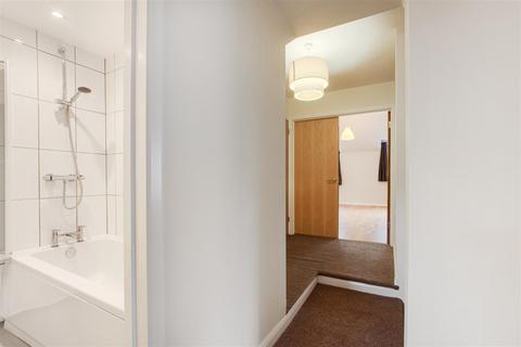 2 bedroom maisonette to rent, High street, Green street Grenn