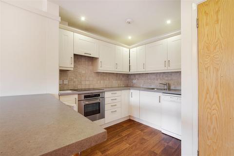 2 bedroom maisonette to rent, High street, Green street Grenn