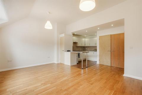 2 bedroom maisonette to rent, High street, Green street Grenn
