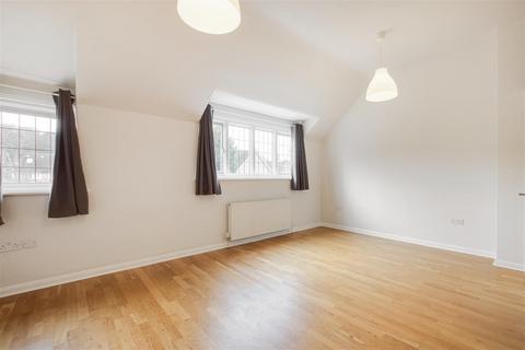 2 bedroom maisonette to rent, High street, Green street Grenn