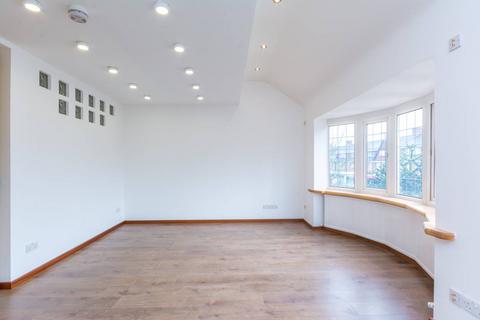 3 bedroom flat to rent, Gunnersbury Lane, Gunnersbury, London, W3
