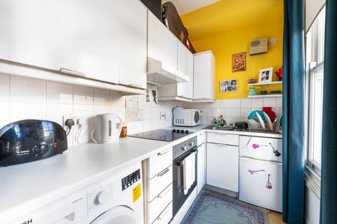 Studio to rent, Lancaster Road, Notting Hill, London, W11