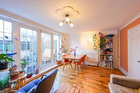 3 bedroom maisonette to rent, Bow Common Lane, Bow, London, E3