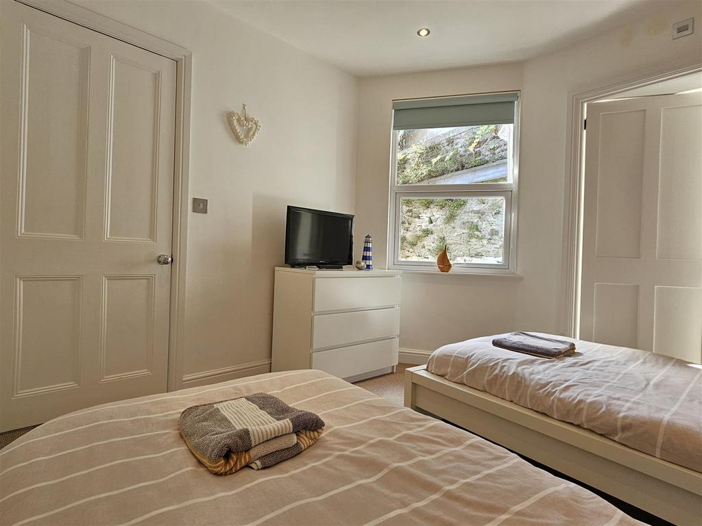 Bedroom 2 (3).jpg