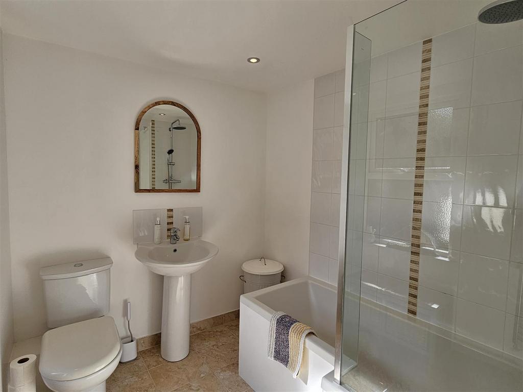 Bathroom 2.jpg