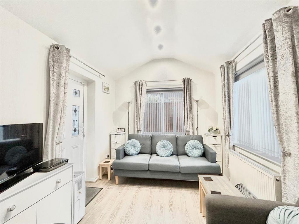Family Room 1.jpg