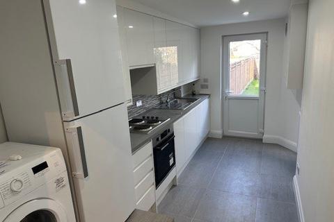 3 bedroom flat to rent, Woodside Park Road, North Finchley (nr Woodside Park Tube) N12