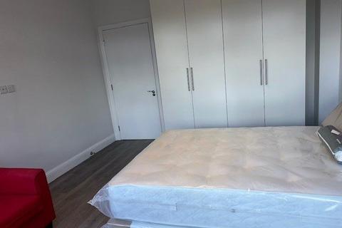 3 bedroom flat to rent, Woodside Park Road, North Finchley (nr Woodside Park Tube) N12