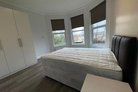 3 bedroom flat to rent, Woodside Park Road, North Finchley (nr Woodside Park Tube) N12