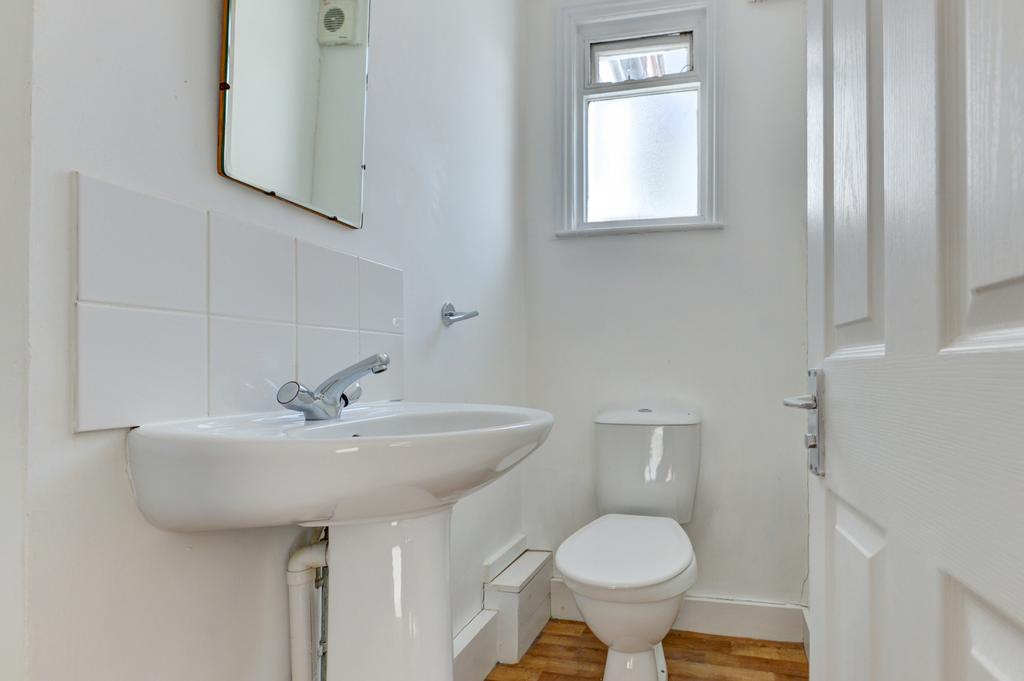 Bright, well-maintained bathroom with a modern ...