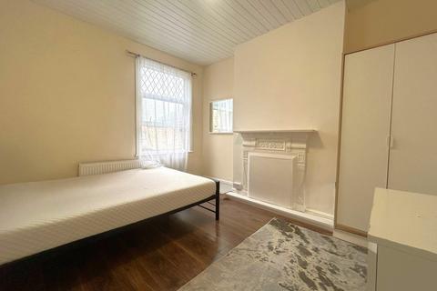 4 bedroom terraced house to rent, Locket Road, Harrow HA3