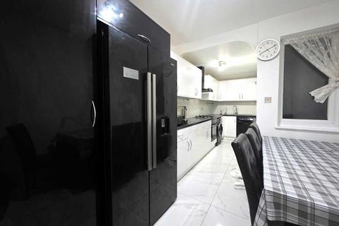 4 bedroom terraced house to rent, Greenbank Avenue, Wembley