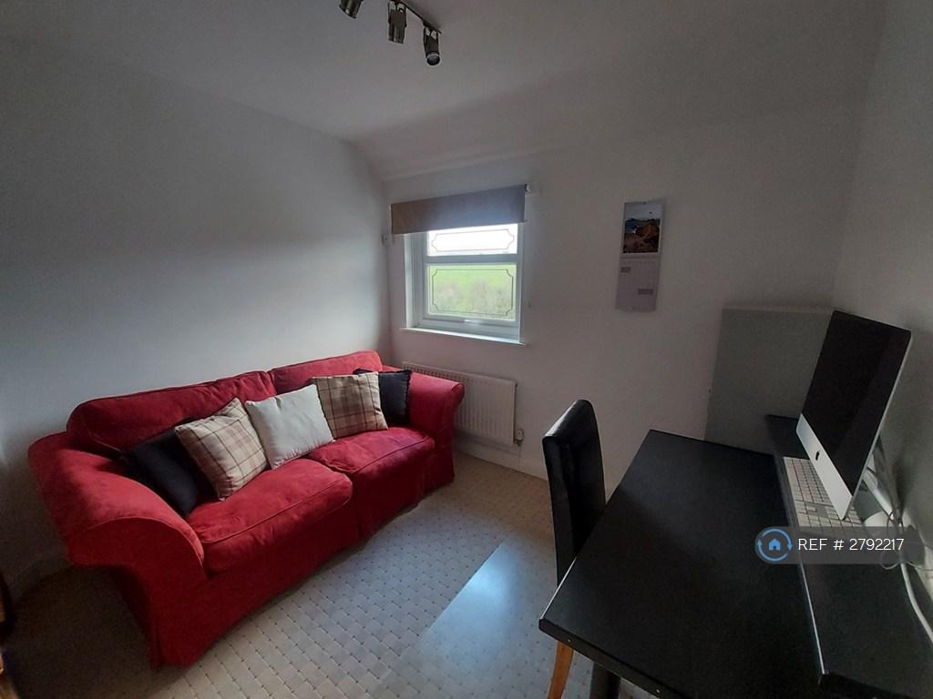Bedroom 2/Study