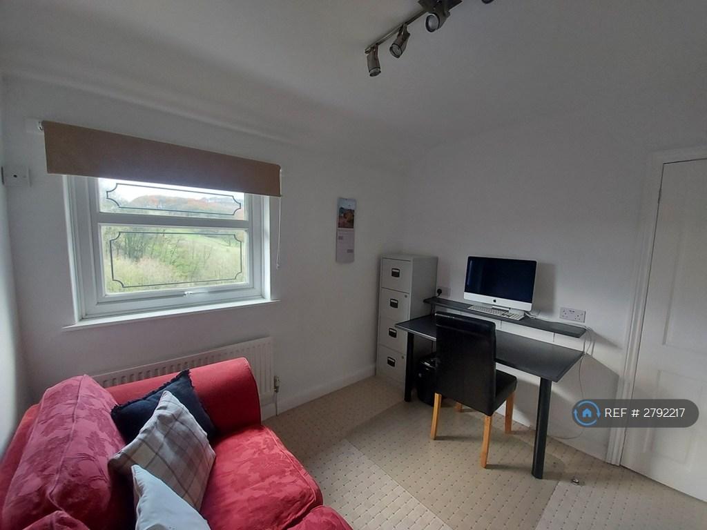 Bedroom 2/Study