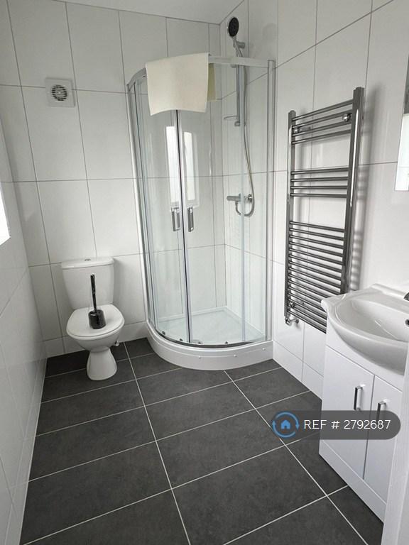 Upstairs En-Suite
