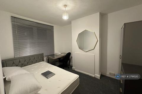 3 bedroom flat to rent, University Area Available Now, Reading, RG6