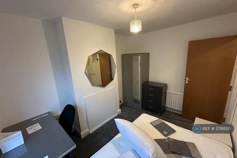 3 bedroom flat to rent, University Area Available Now, Reading, RG6