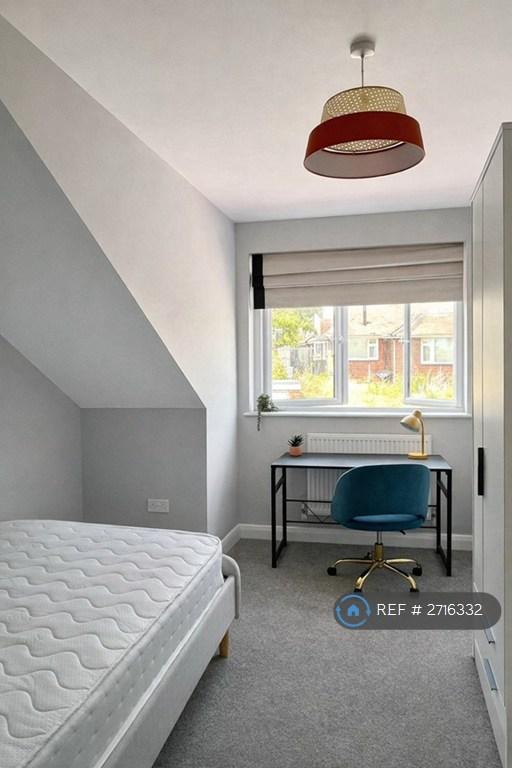 Smaller Room Desk Window
