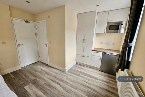 1 bedroom in a house share to rent, Blackthorn St, London, E3