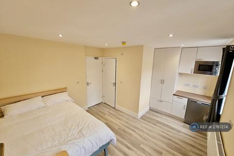 1 bedroom in a house share to rent, Blackthorn St, London, E3
