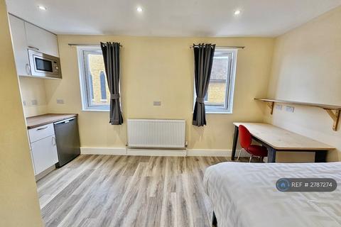 1 bedroom in a house share to rent, Blackthorn St, London, E3