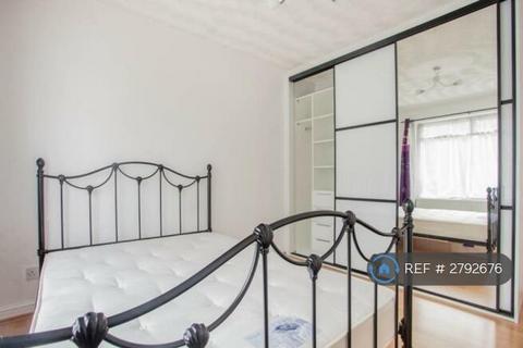 3 bedroom end of terrace house to rent, Wansford Road, Woodford Green, IG8