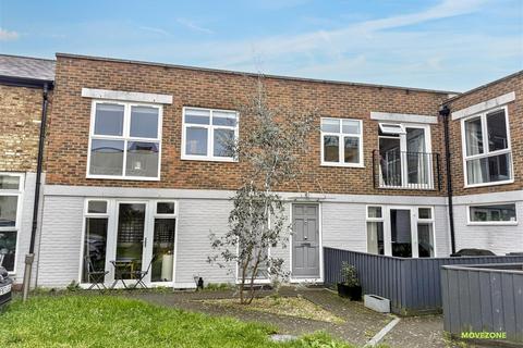 2 bedroom house to rent, Nicholls Mews, London, SW16