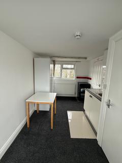 undefined, Kings Avenue, Hounslow TW3